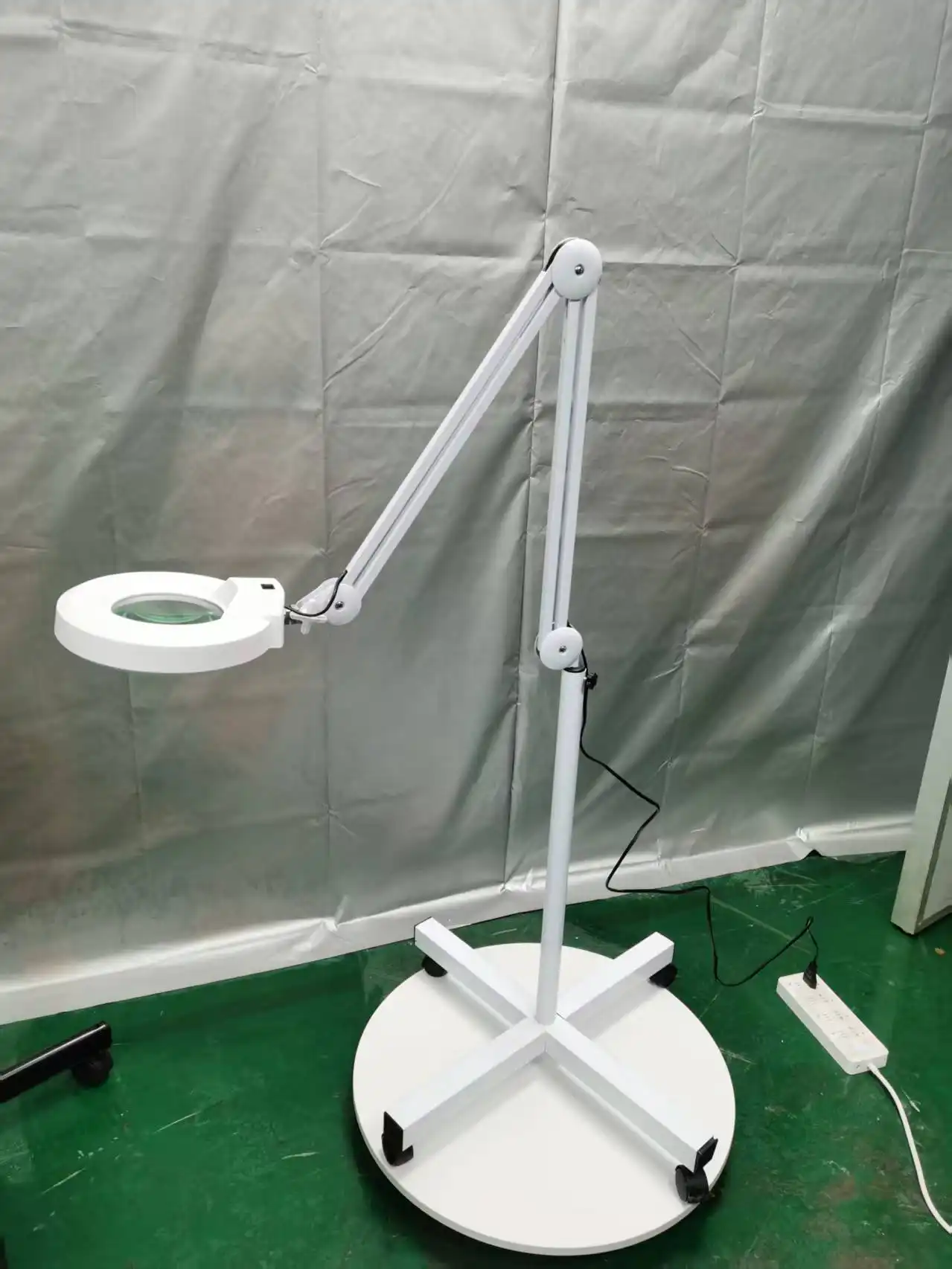 magnifying lamp