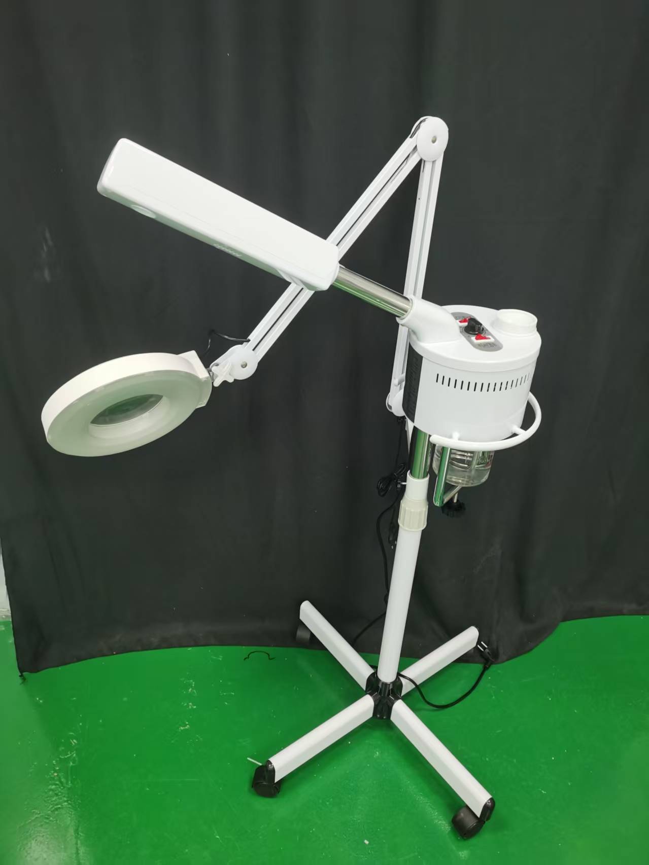 facial steamer with magnifying lamp